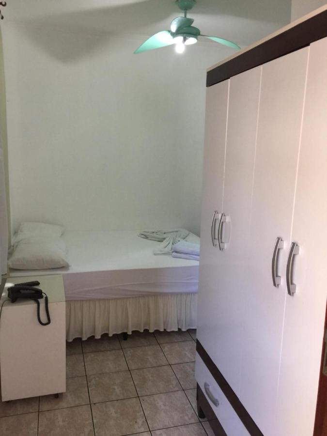 Quarto Grande com 2 Camas de Solteiro