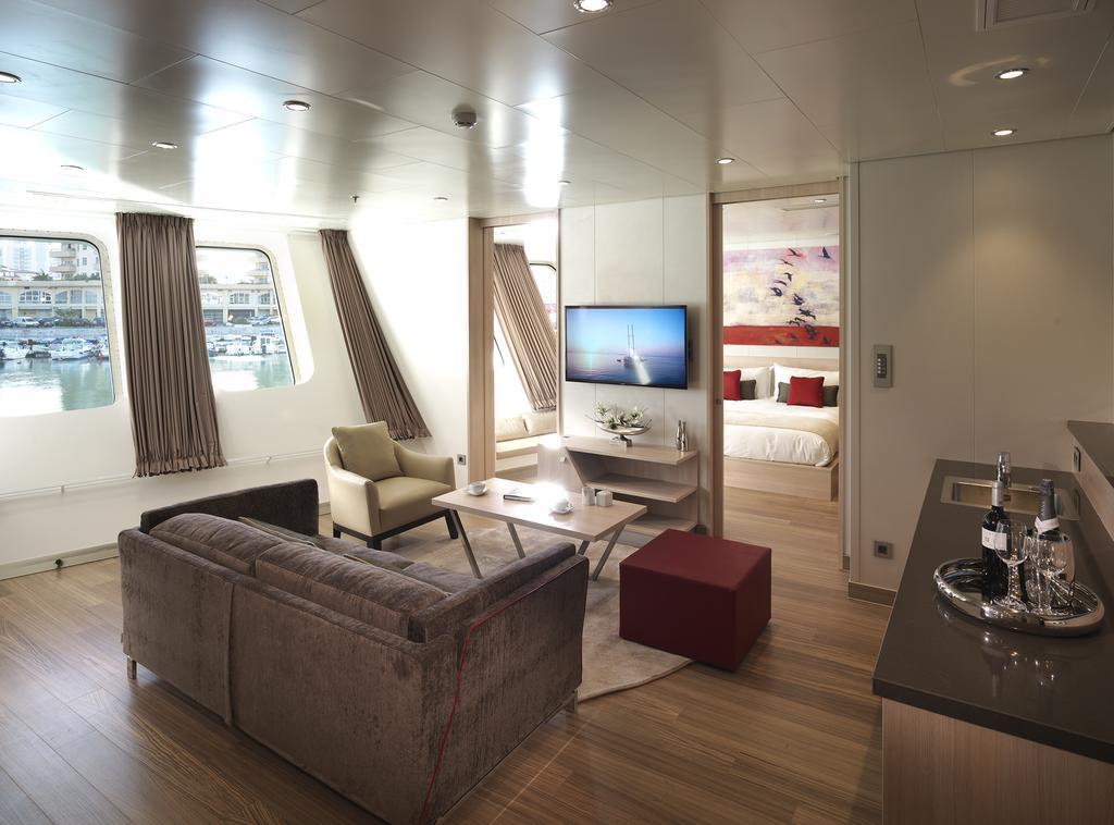 Luxury Superyacht Family Suite,566597373:JPEG