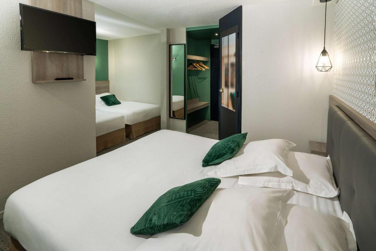 Family Room One Queen Bed Two Single Beds Non-Smoking,1498500679:JPEG