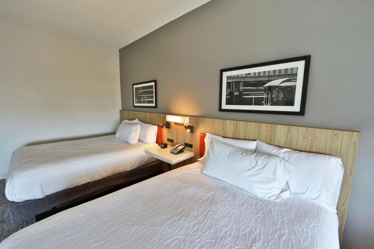 Queen Room Two Queen Beds Mobility Hearing Access