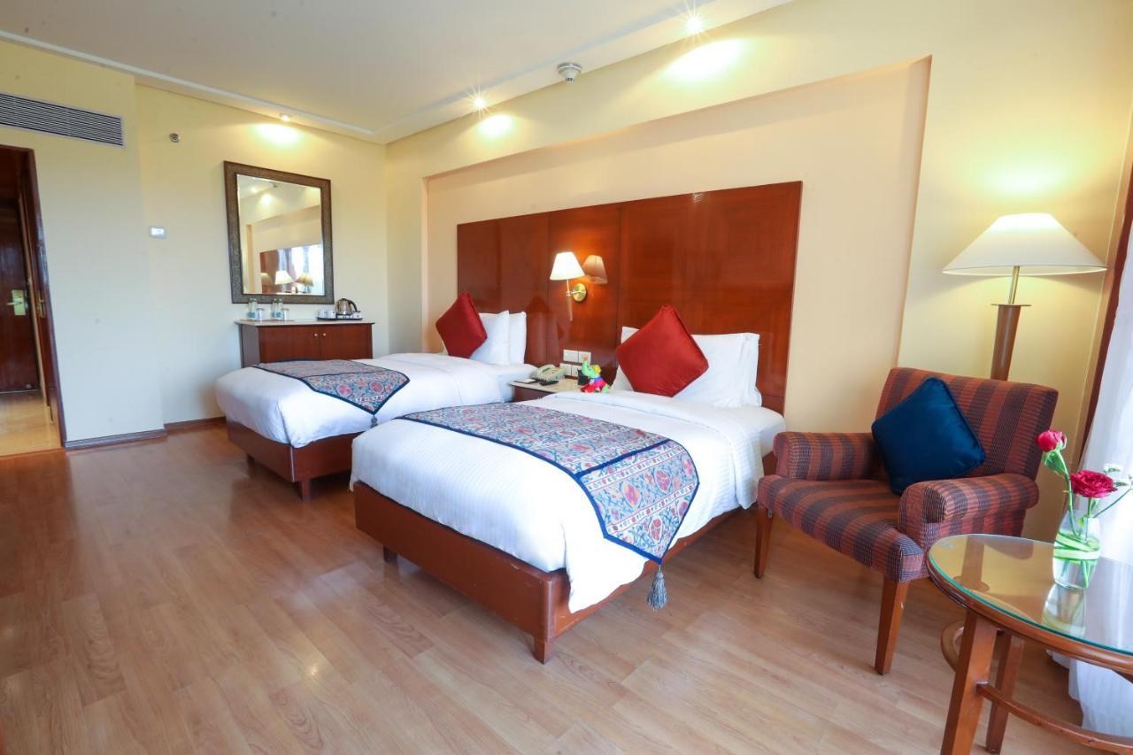 Lalit Deluxe Room King Bed Enjoy Happy Hours 11 on Alcoholic Beverages Soft Beverages