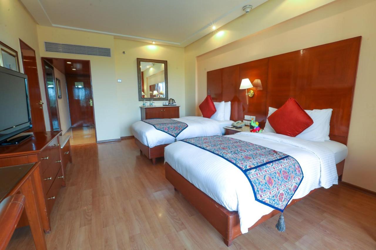 Lalit Deluxe Room King Bed Enjoy Happy Hours 11 on Alcoholic Beverages Soft Beverages