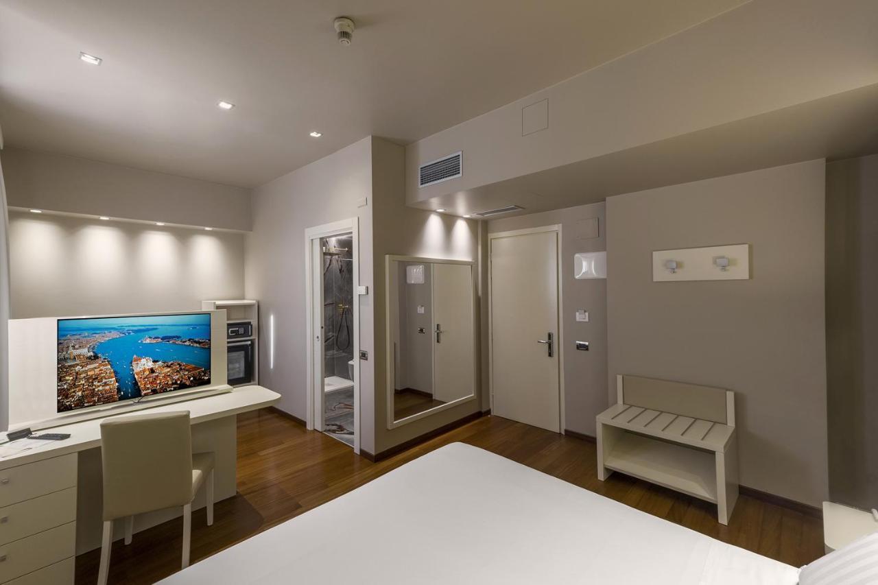 Family Room,1498532374:JPEG