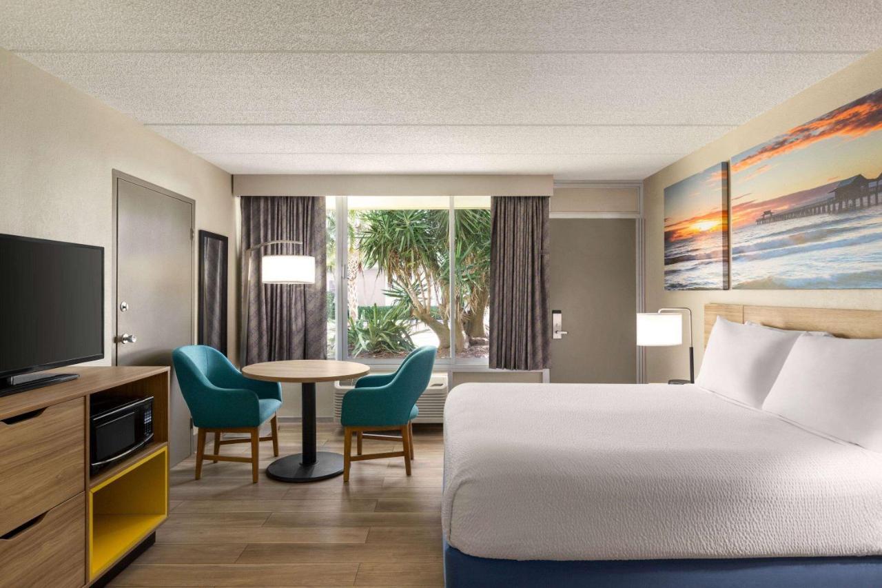 1 Queen Room – Mobility Accessible/Non-Smoking