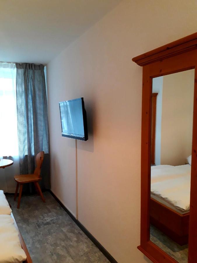 Single Room own Shower Shared Toilet
