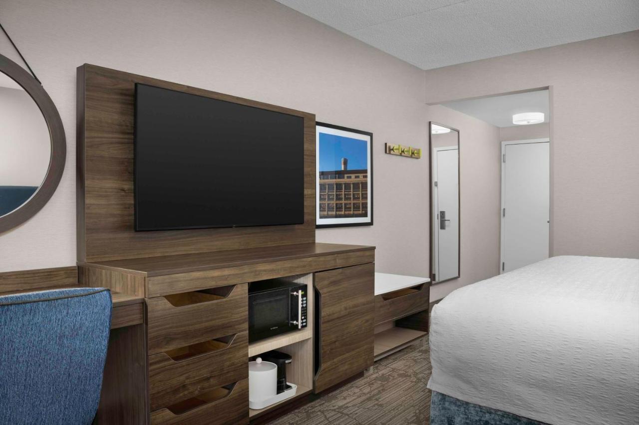 King Room with King Bed - Non-Smoking
