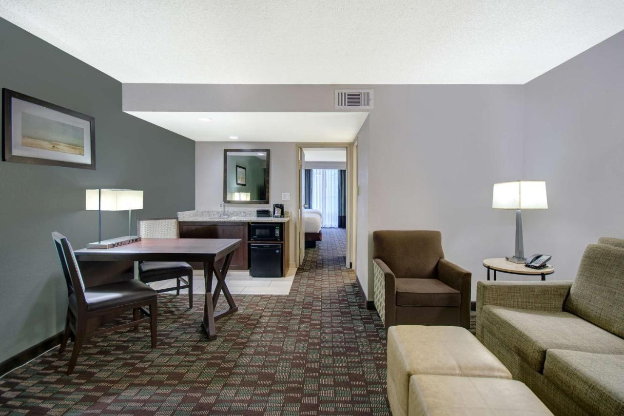 Two-Bedroom Queen Suite Two Queen Beds