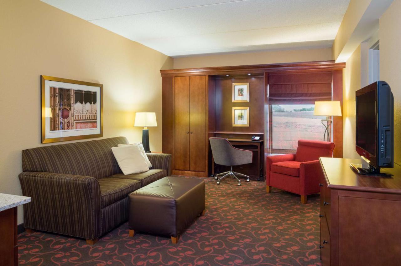 One-Bedroom Queen Suite Sofa Bed Non-Smoking,1498985977:JPEG