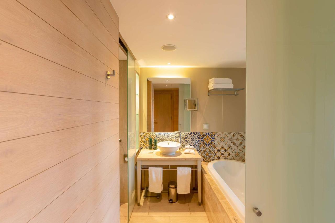 Deluxe King Room Pool View