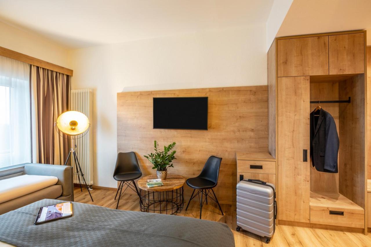 Modern Family Room,1498613188:JPEG