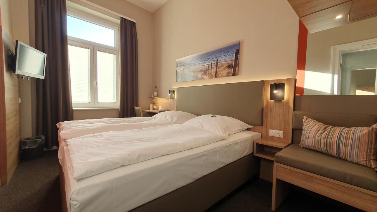 Very Small Double Room,1499169064:JPEG