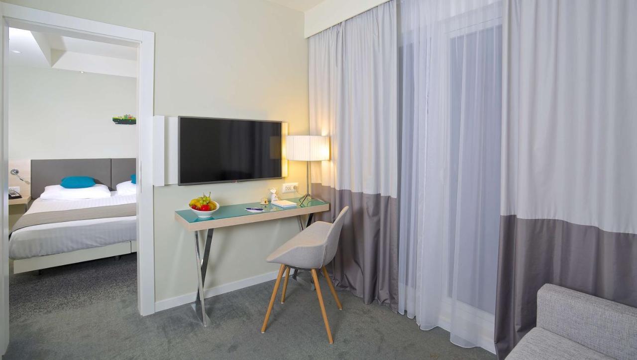 One-Bedroom Suite Balcony,1498627447:JPEG
