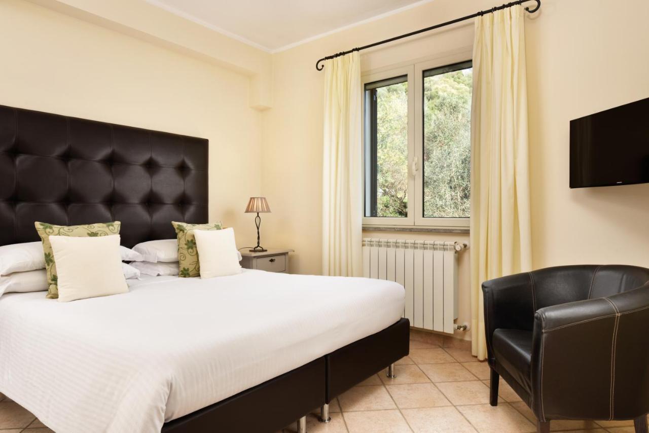 Deluxe One-Bedroom Apartment