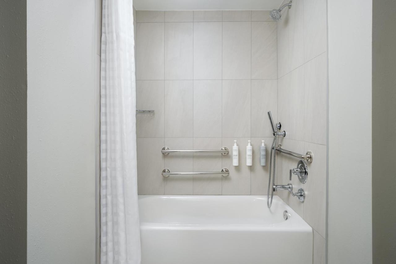 King Suite Accessible Tub Mobility Hearing Access or Non-Smoking,1559657509:JPEG
