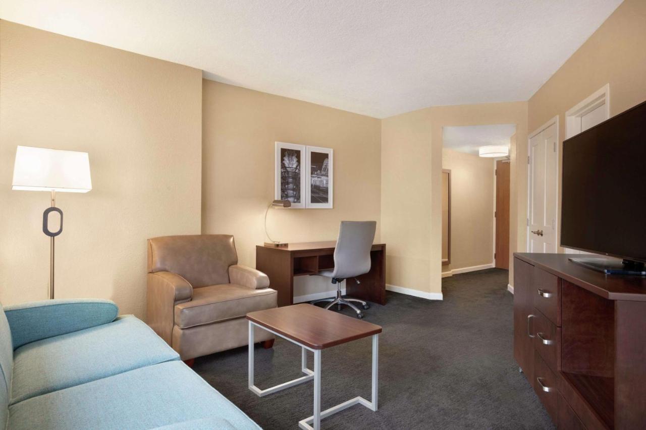 Junior King Suite with Sofa Bed,1499250355:JPEG