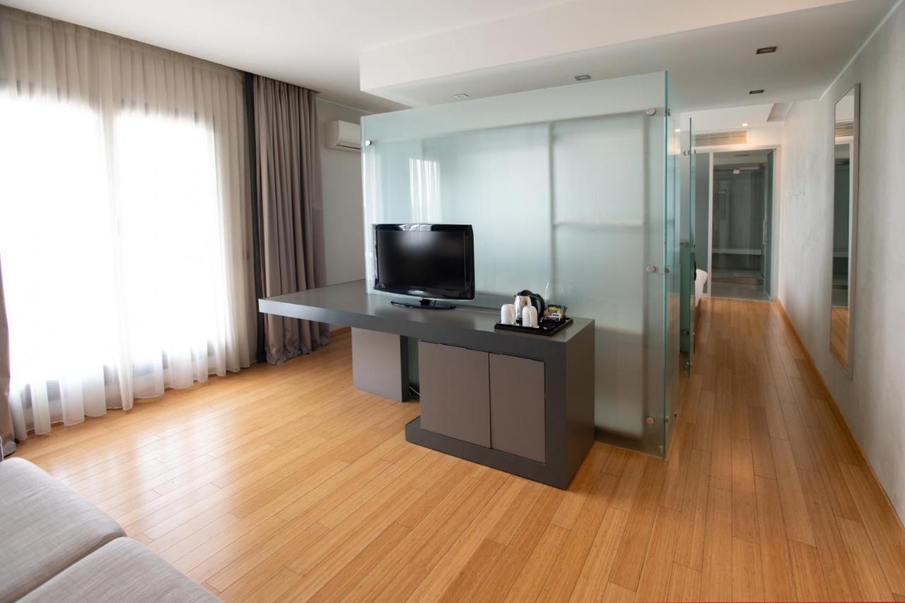 Suite Pool Access
