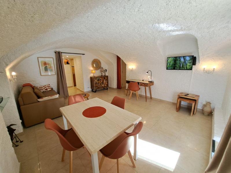 One-Bedroom Apartment Terrace Garden Level,1499305483:JPEG