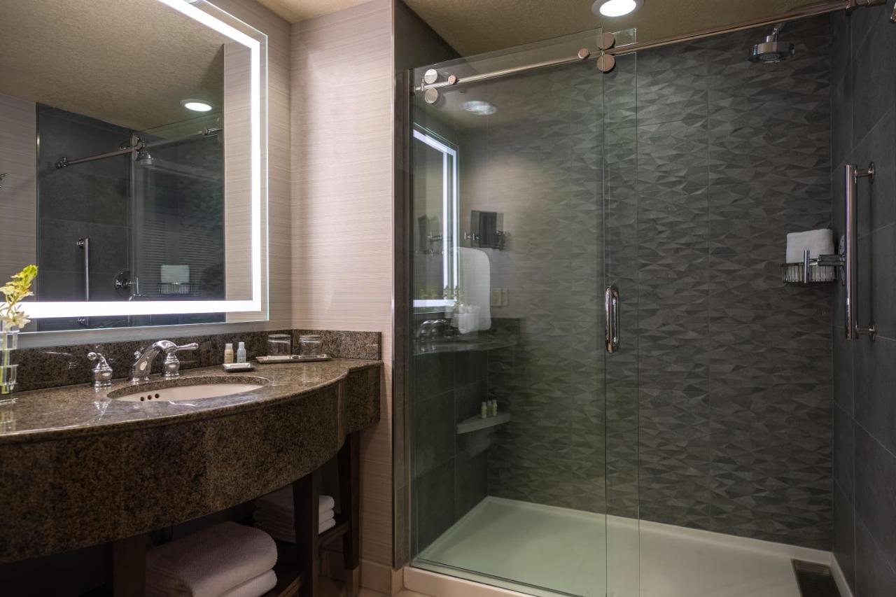 Executive Suite Club lounge access 1 King,1498705183:JPEG