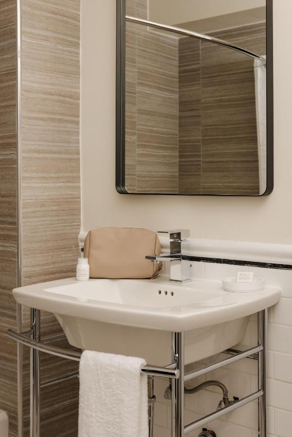 Queen Room Bath Tub Disability Access
