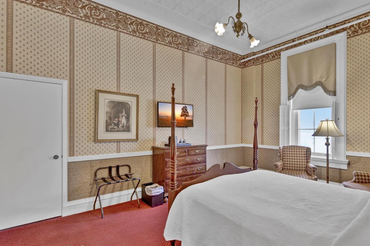 Standard Queen Room