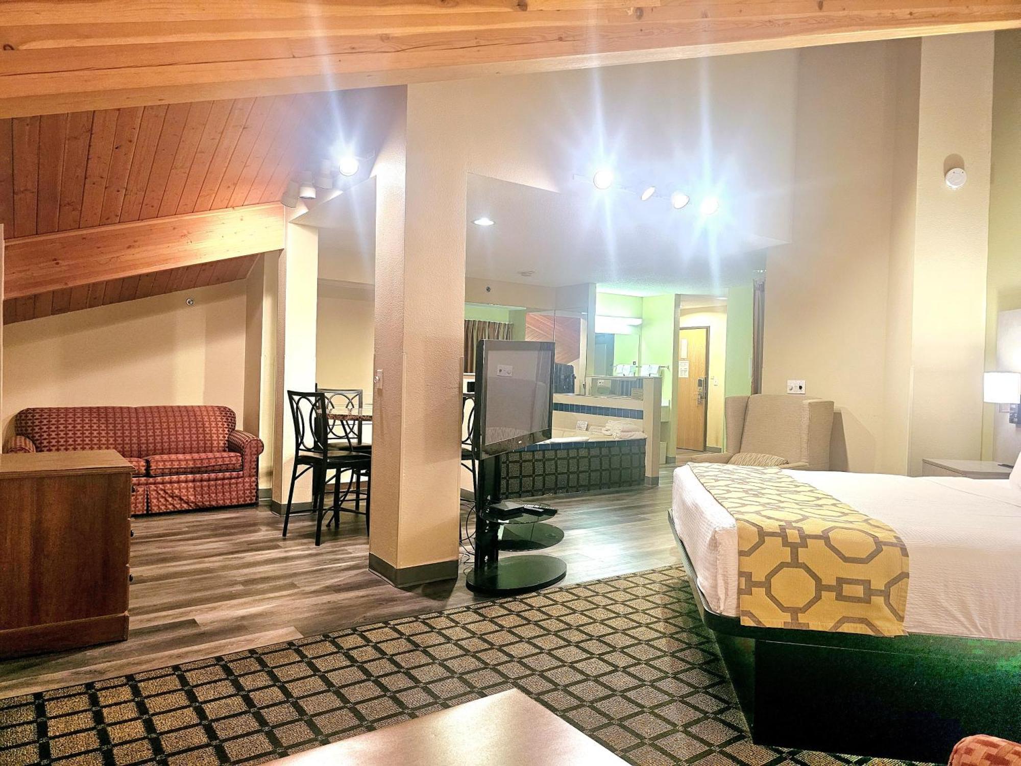 1 King Bed 2 Sofa Beds Studio Suite Pool View Hot Tub Non-Smoking