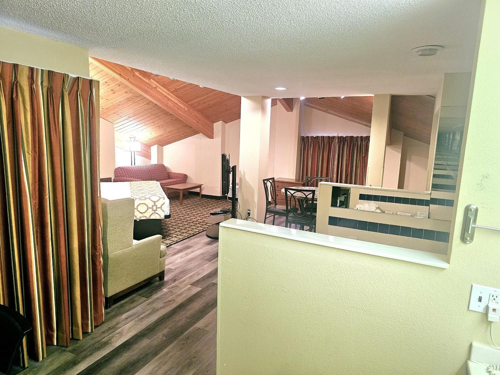 1 King Bed 2 Sofa Beds Studio Suite Pool View Hot Tub Non-Smoking