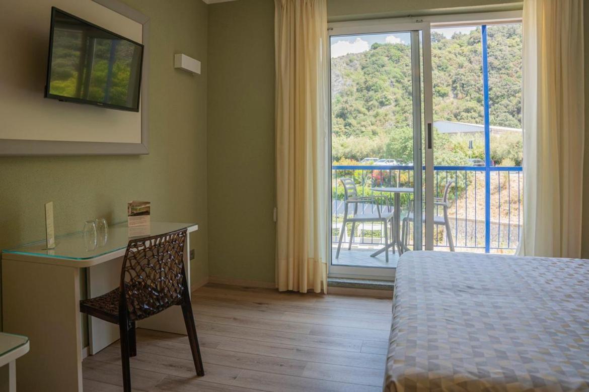 Double Room with Pool View,1498831246:JPEG