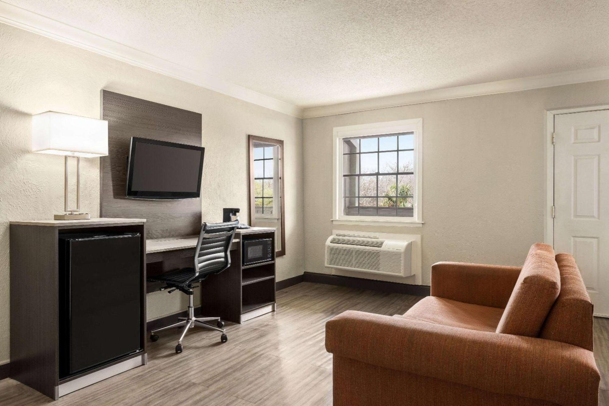 Corner Suite Two Double Beds Non-Smoking