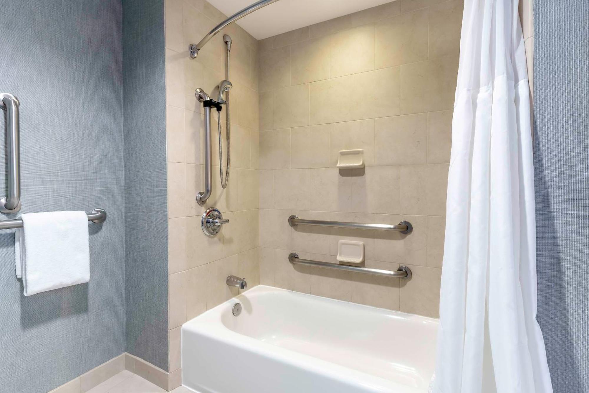 Queen Room Two Queen Beds Sofa Bed Accessible Tub,1275432763:JPEG