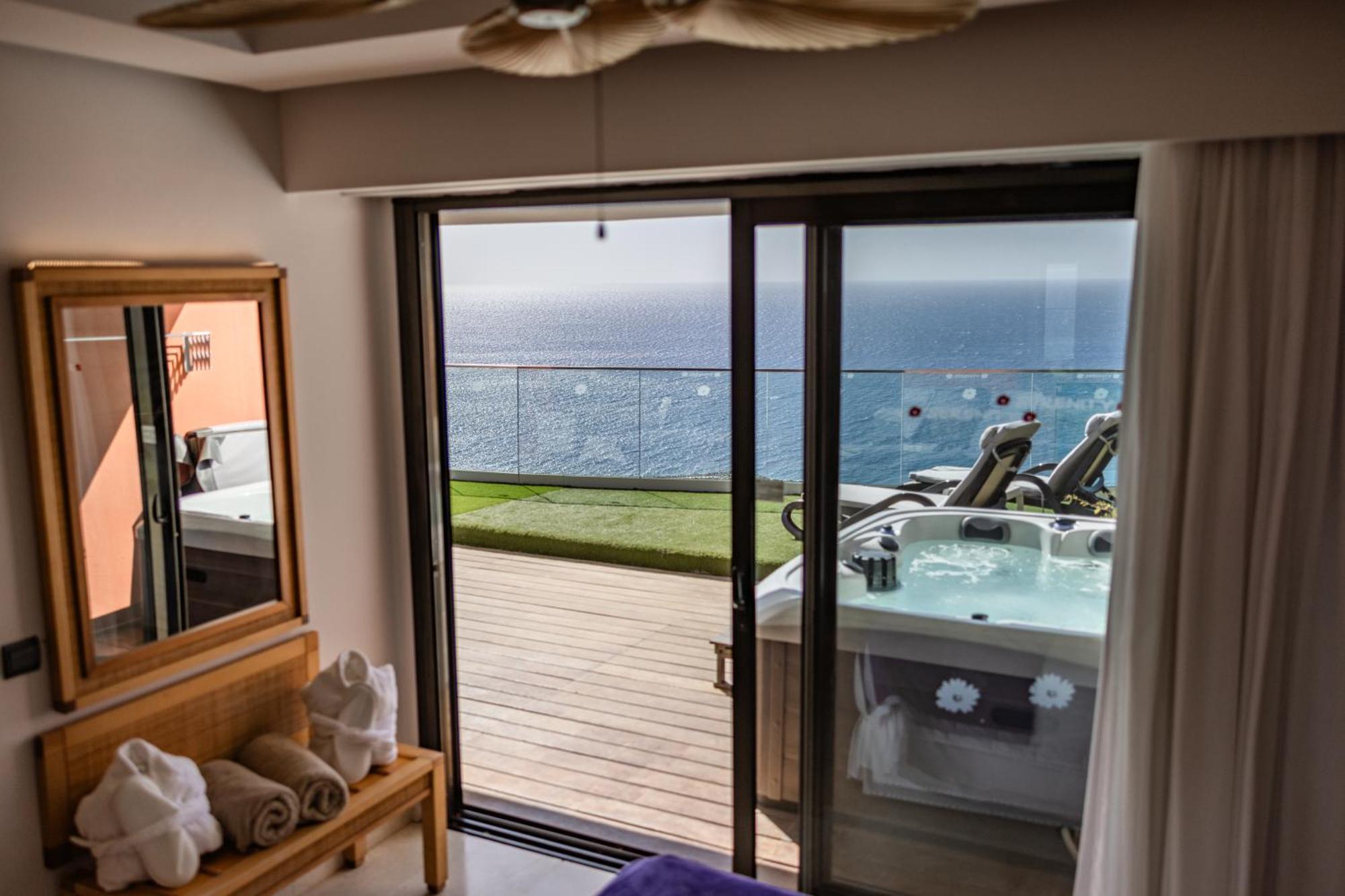 Villa Hot Tub,1498868212:JPEG