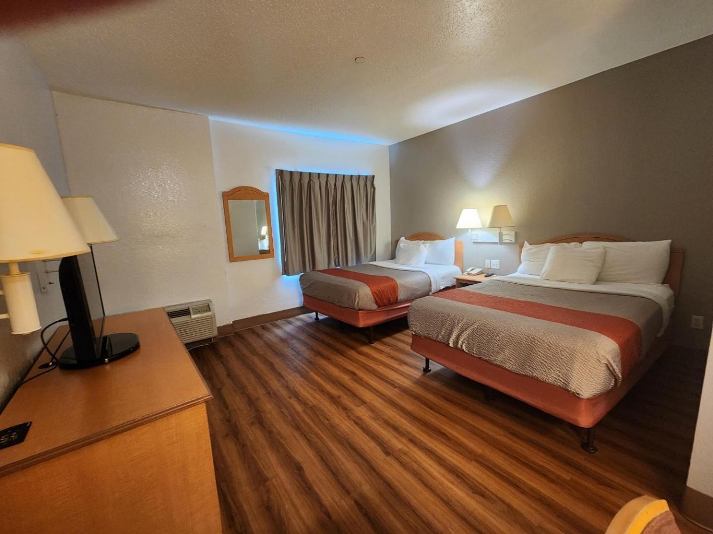 2 Full Beds 