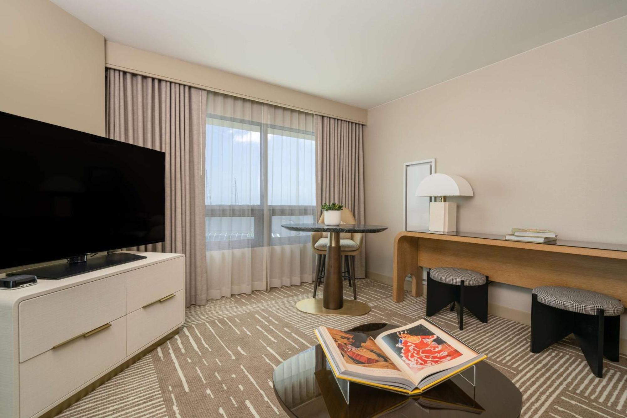 1 Bedroom Suite - 1 King