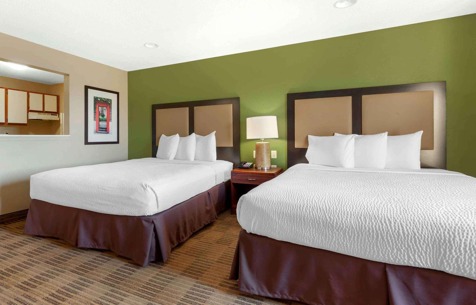Deluxe Studio Two Queen Beds Non-Smoking,1707754611:JPEG