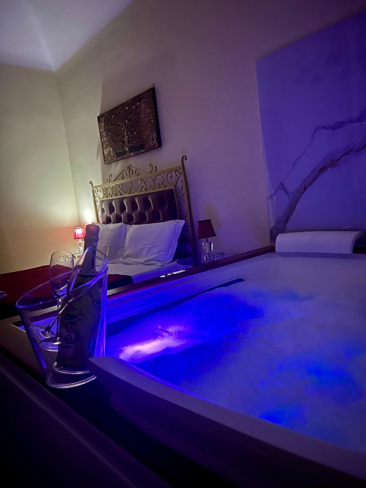Deluxe Suite Spa Bath