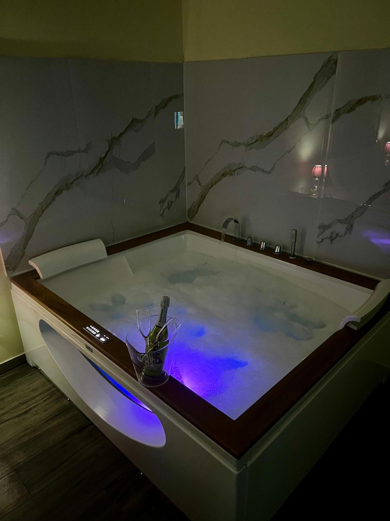 Deluxe Suite Spa Bath