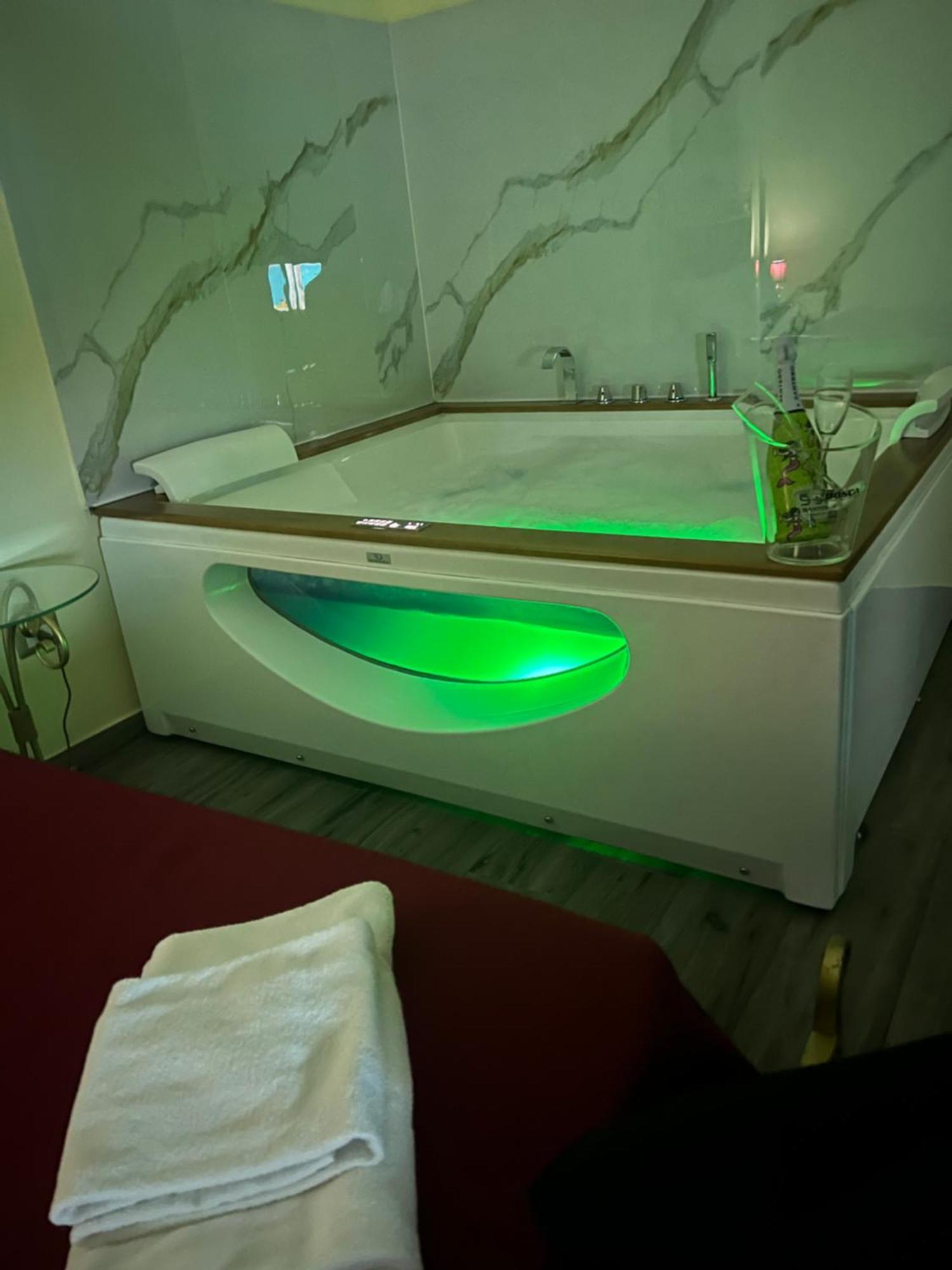 Deluxe Suite Spa Bath