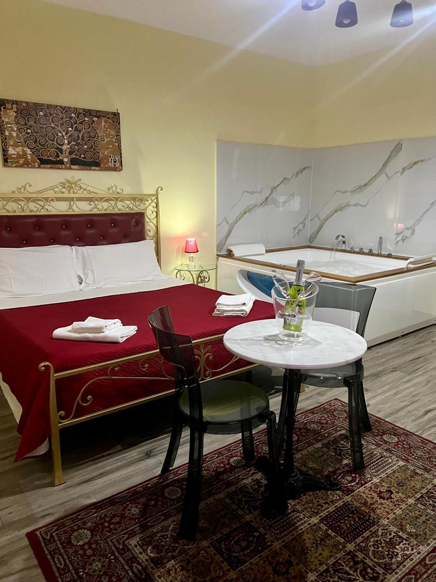 Deluxe Suite Spa Bath