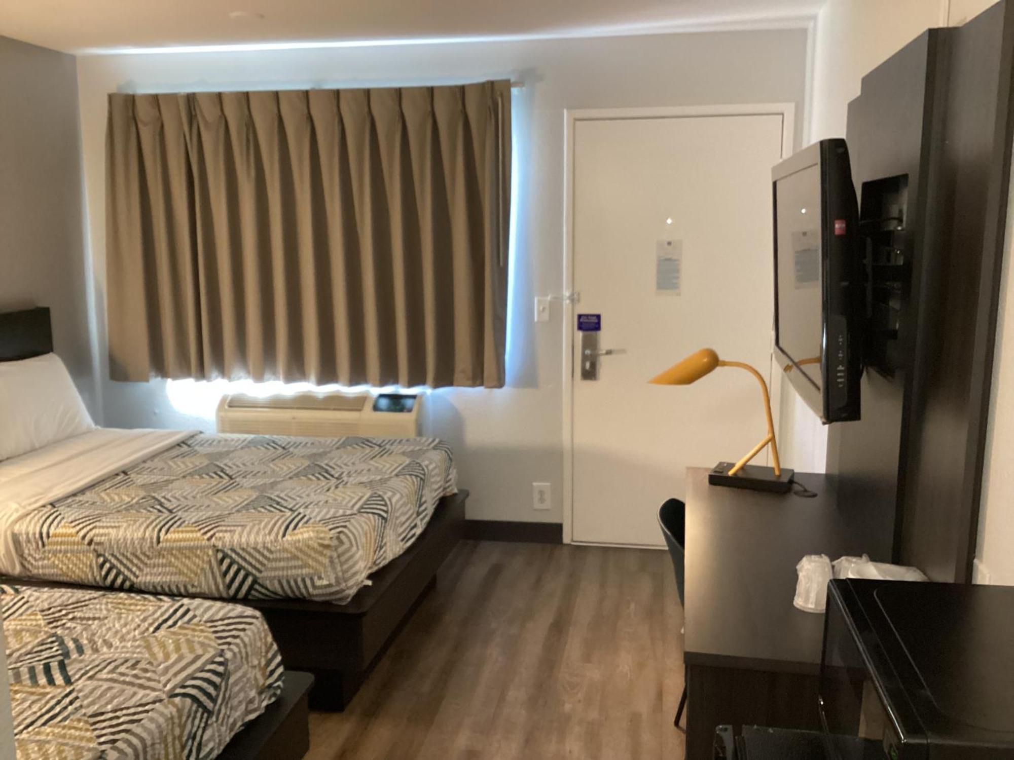 2 Full Beds 