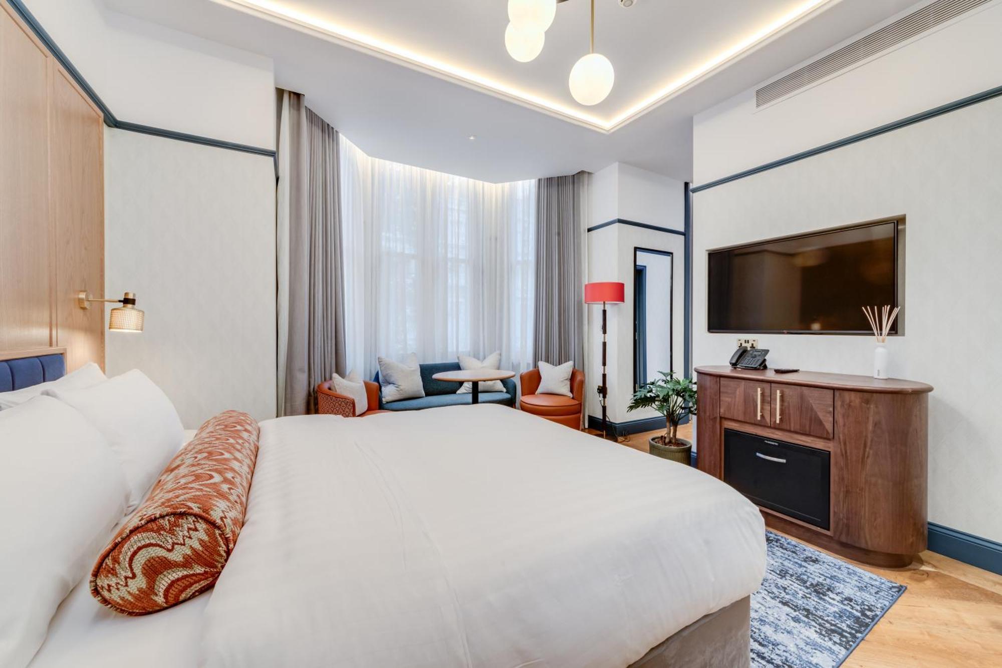 Executive Suite,1498930471:JPEG