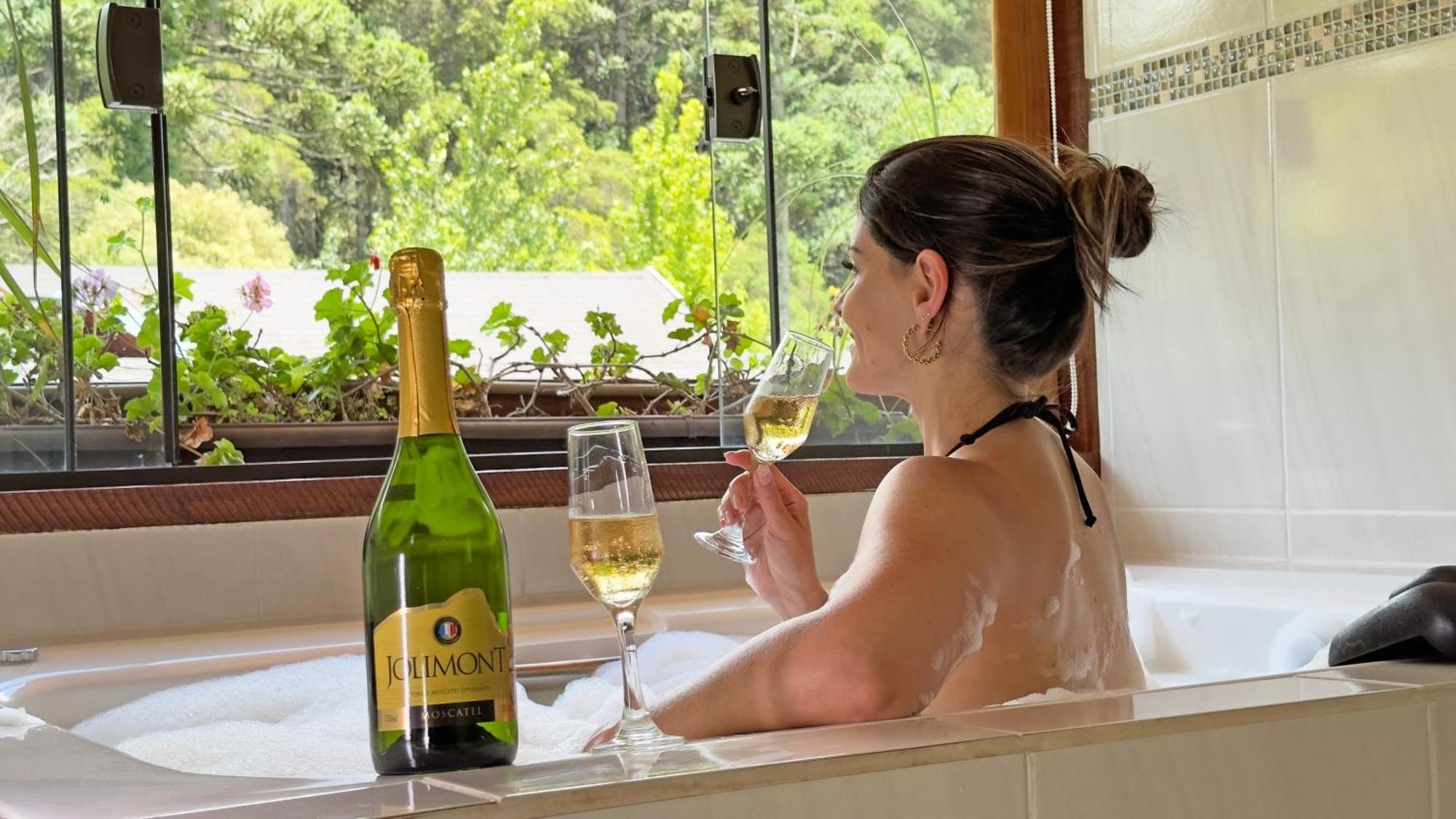 Suite Hot Tub,1499966743:JPEG