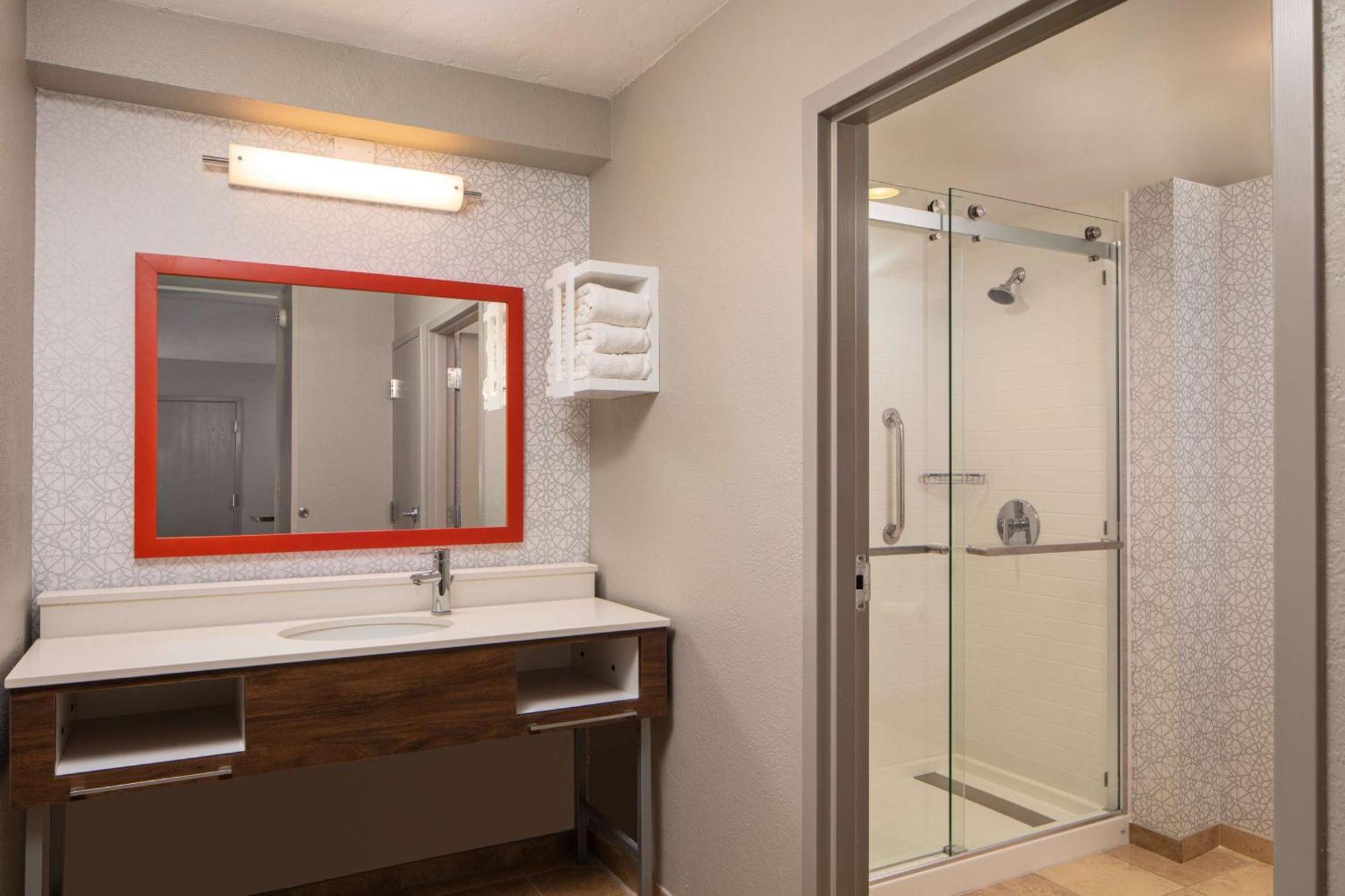 One-Bedroom King Suite Kitchen Pool View or Non-Smoking