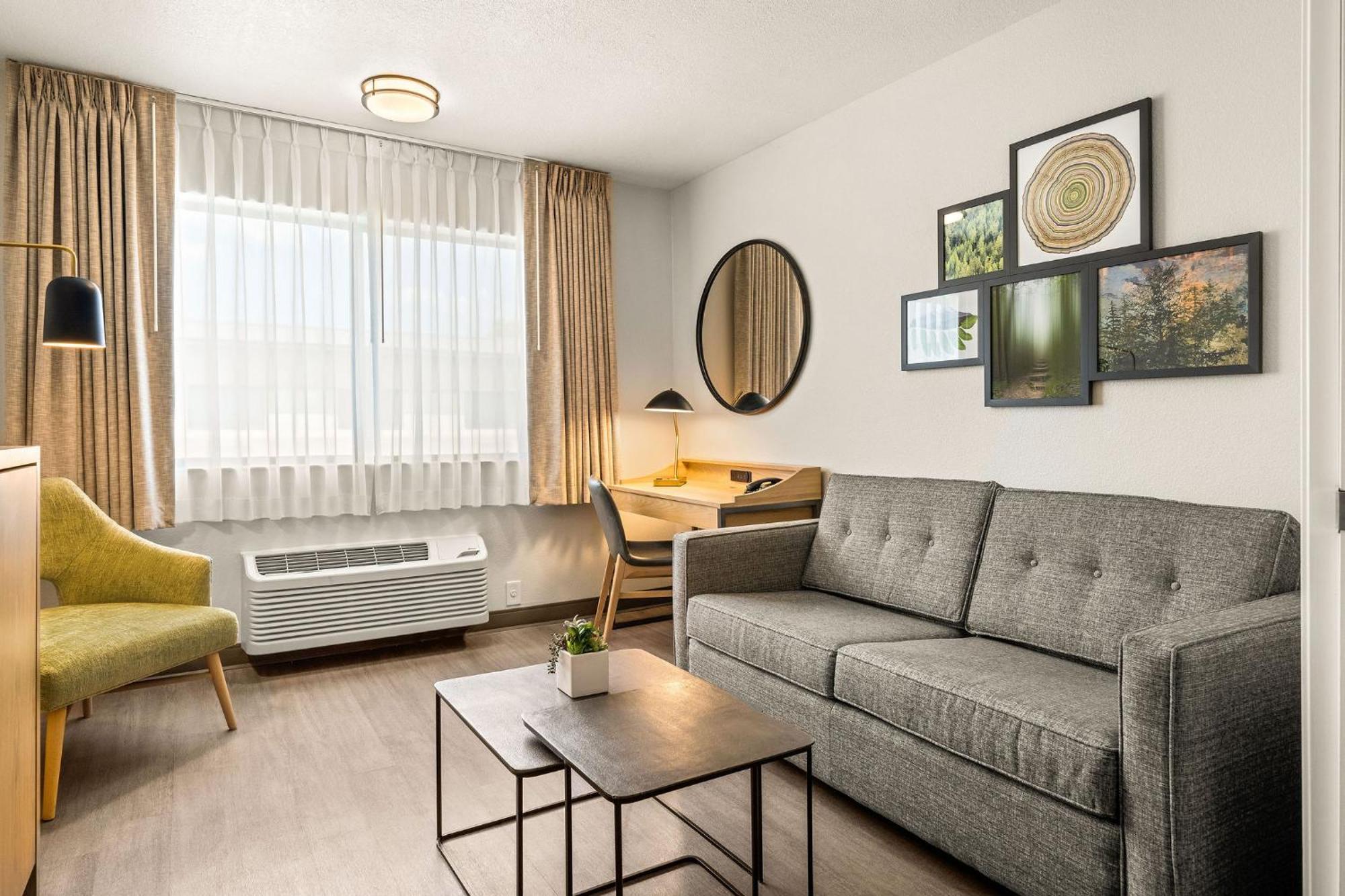 Executive King Suite Sleeper Sofa,1500239365:JPEG