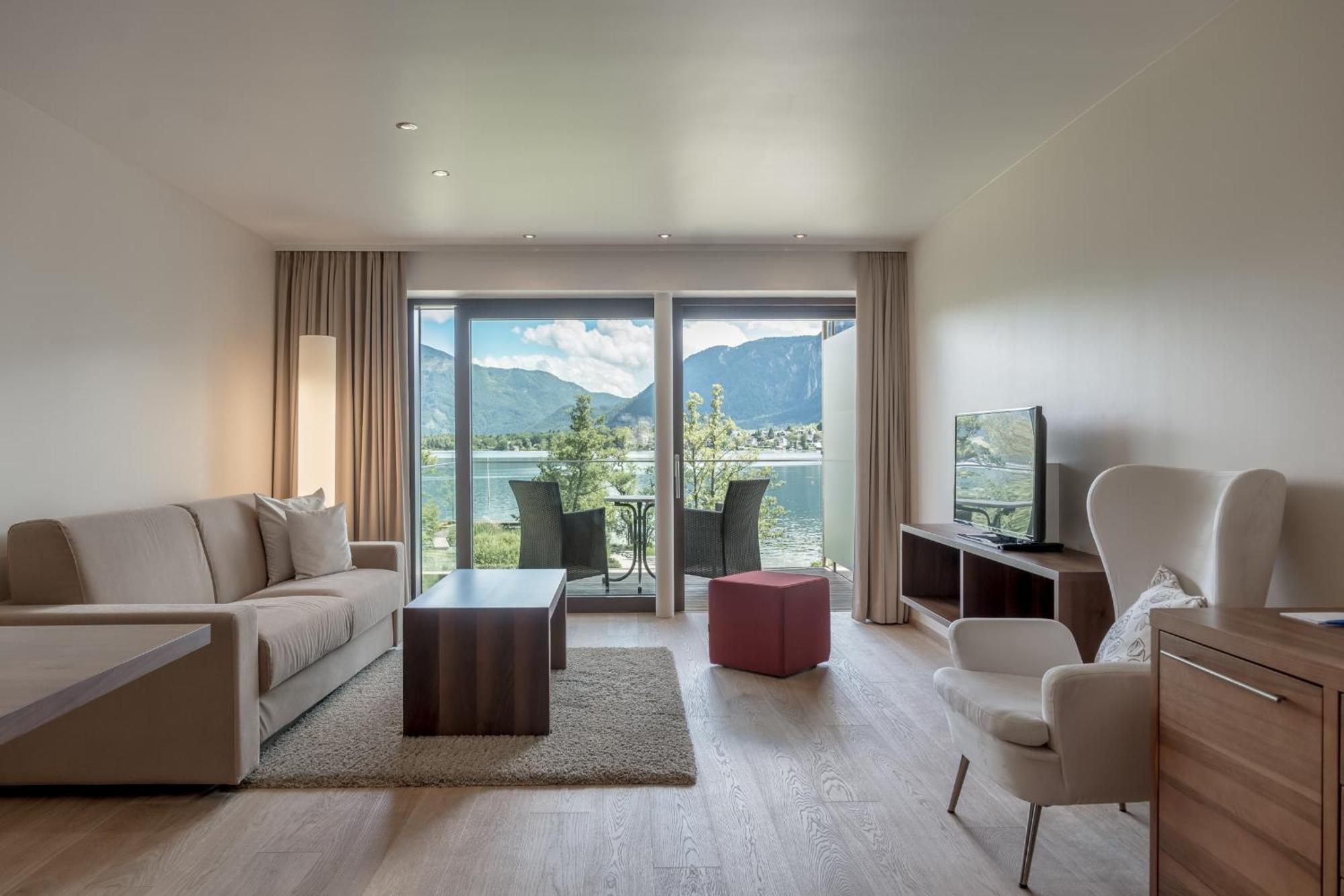 Suite with Balcony and Lake View,1499006566:JPEG
