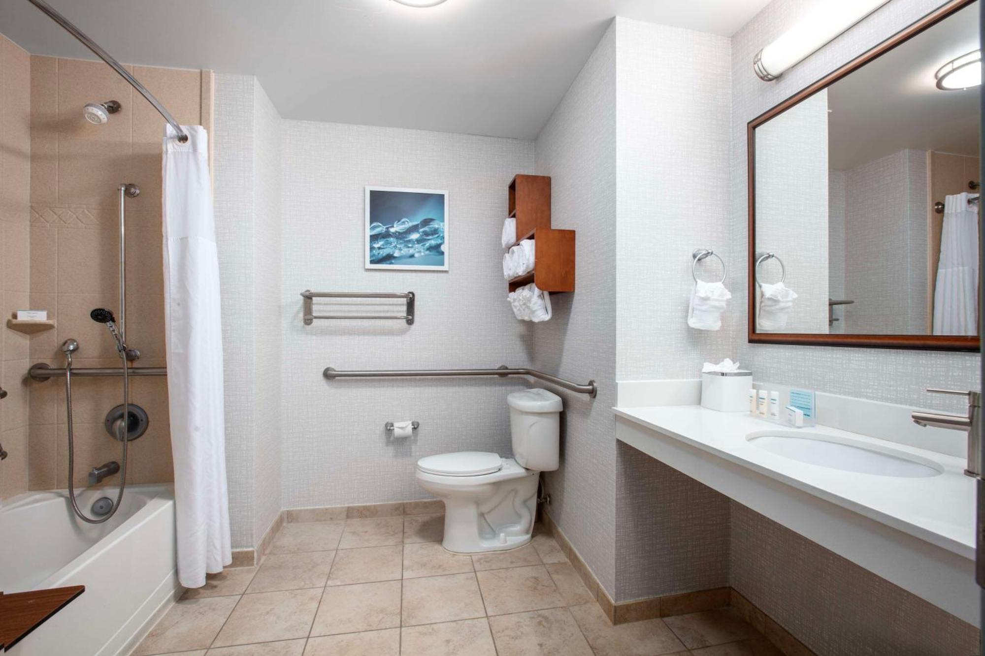 Double Room Two Queen Beds Bath Tub Mobility Access,1499039272:JPEG