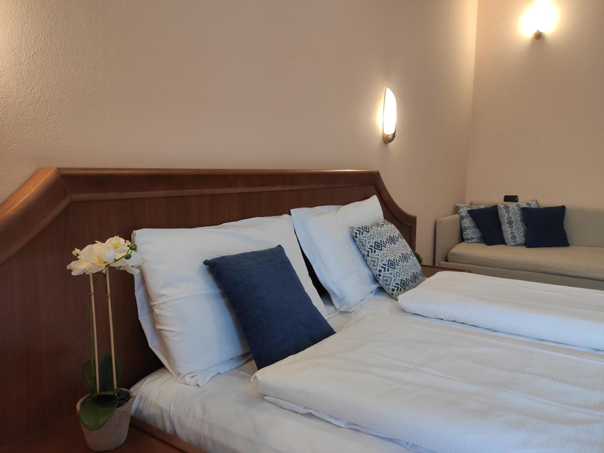 Deluxe Double Room,1499059495:JPEG