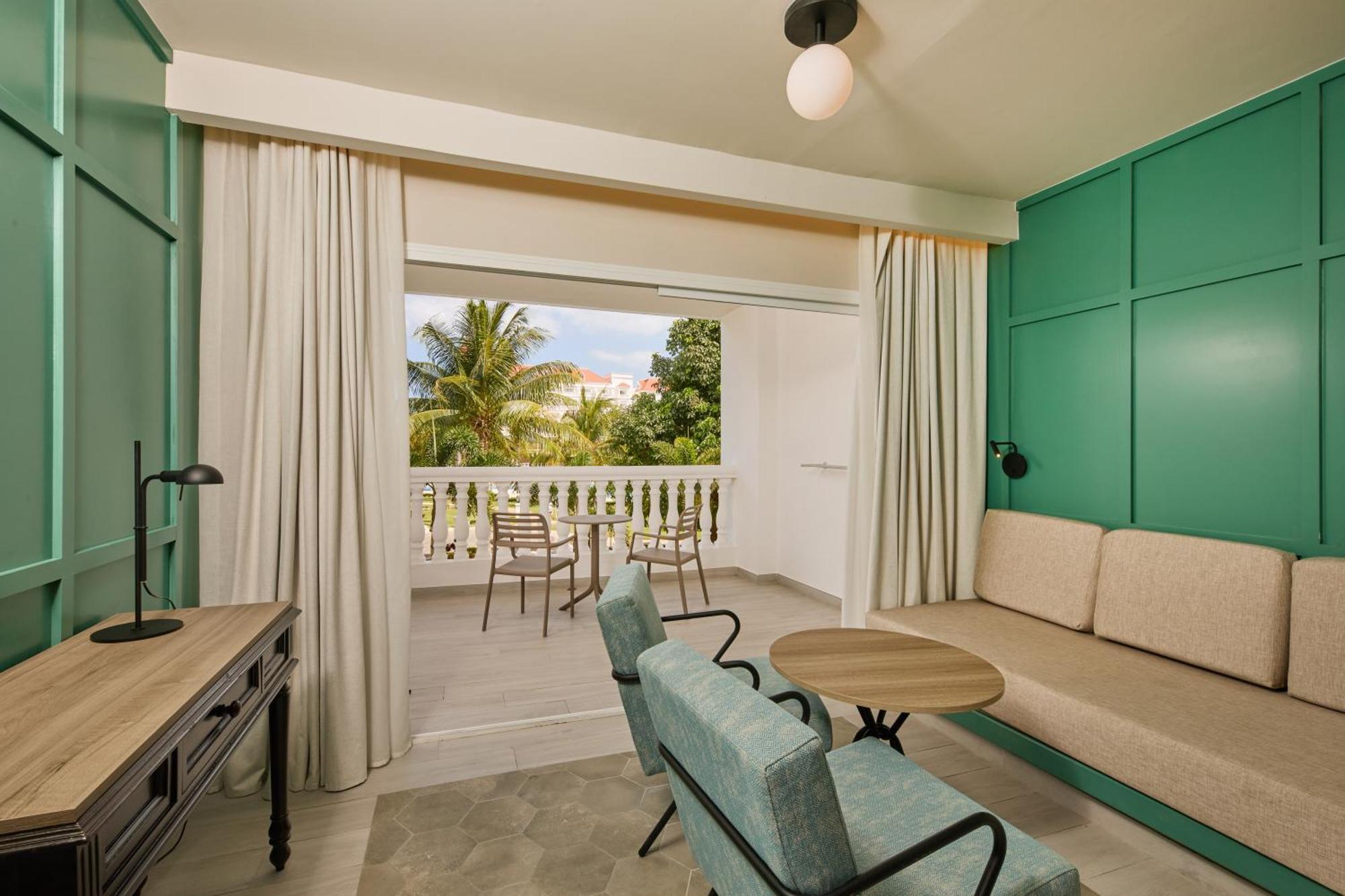 Junior Suite Premium (3 Adults + 1 Child)