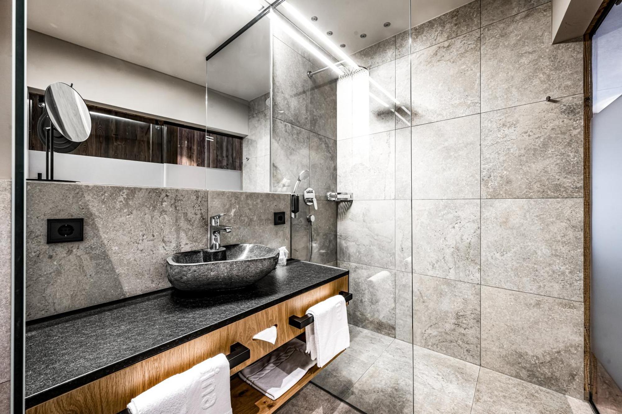Deluxe Double Room Shower