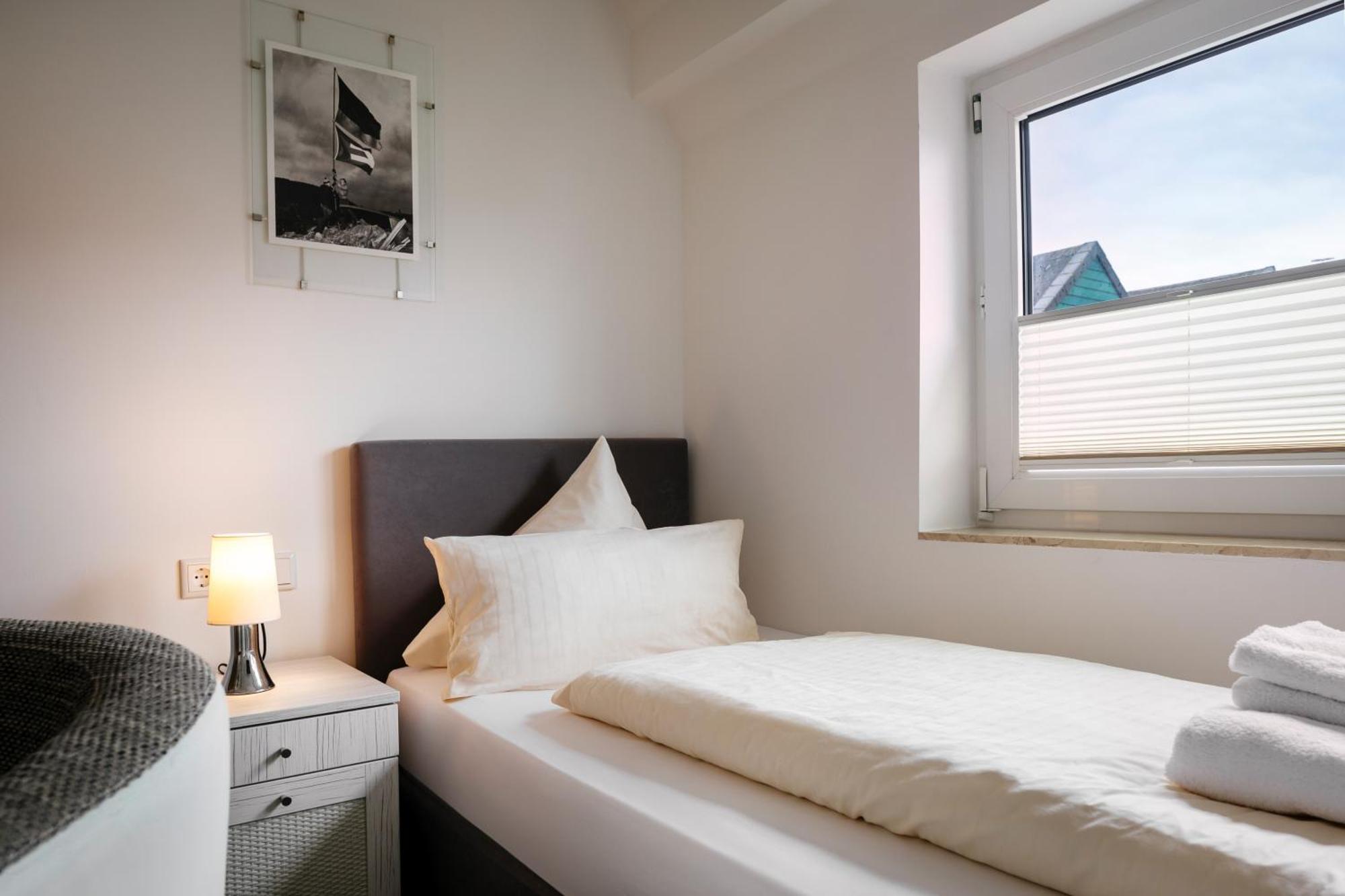 Single Room,1500968440:JPEG
