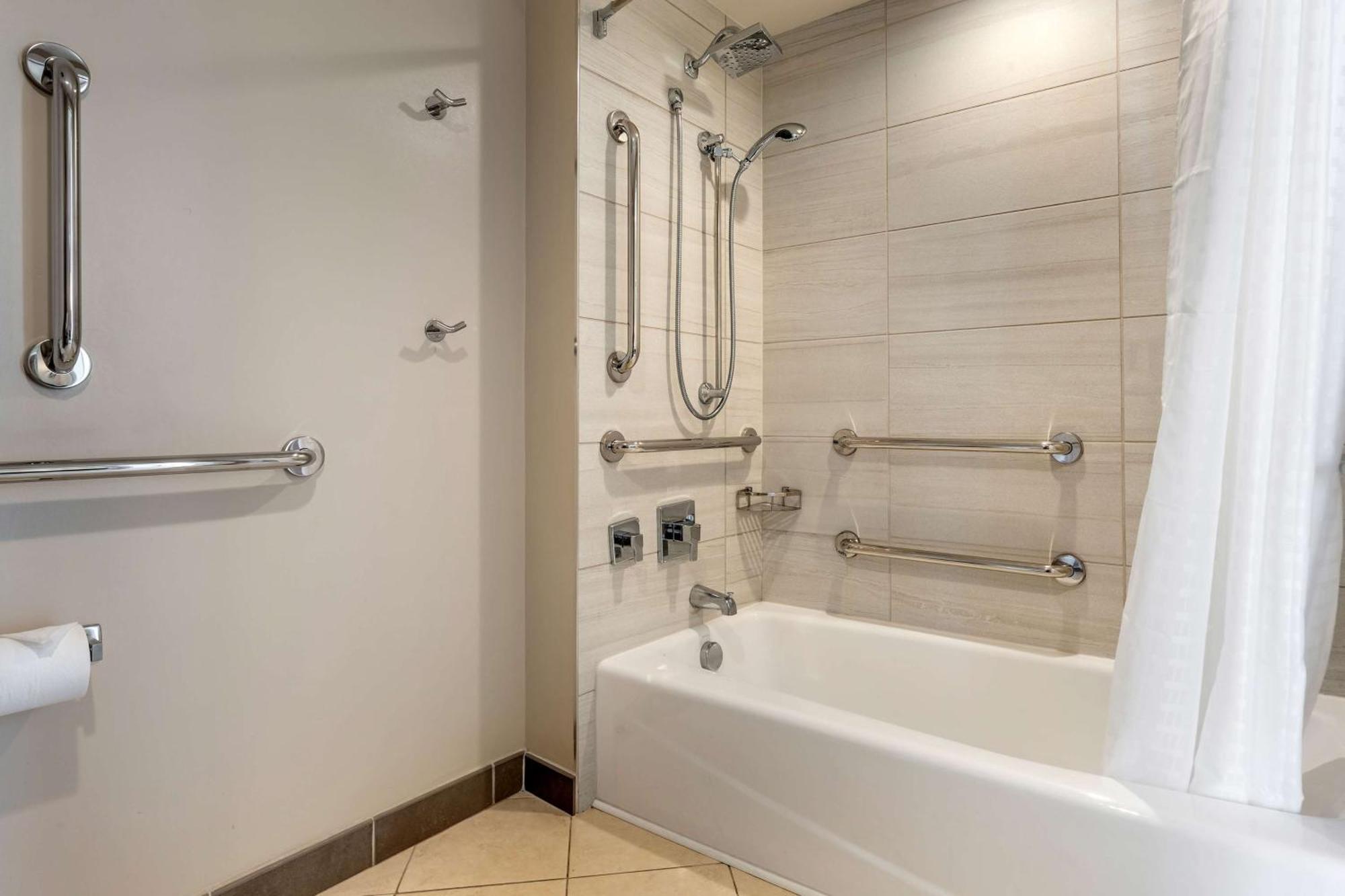 One-Bedroom Access Hearing or Tub Ocean View,1547807911:JPEG