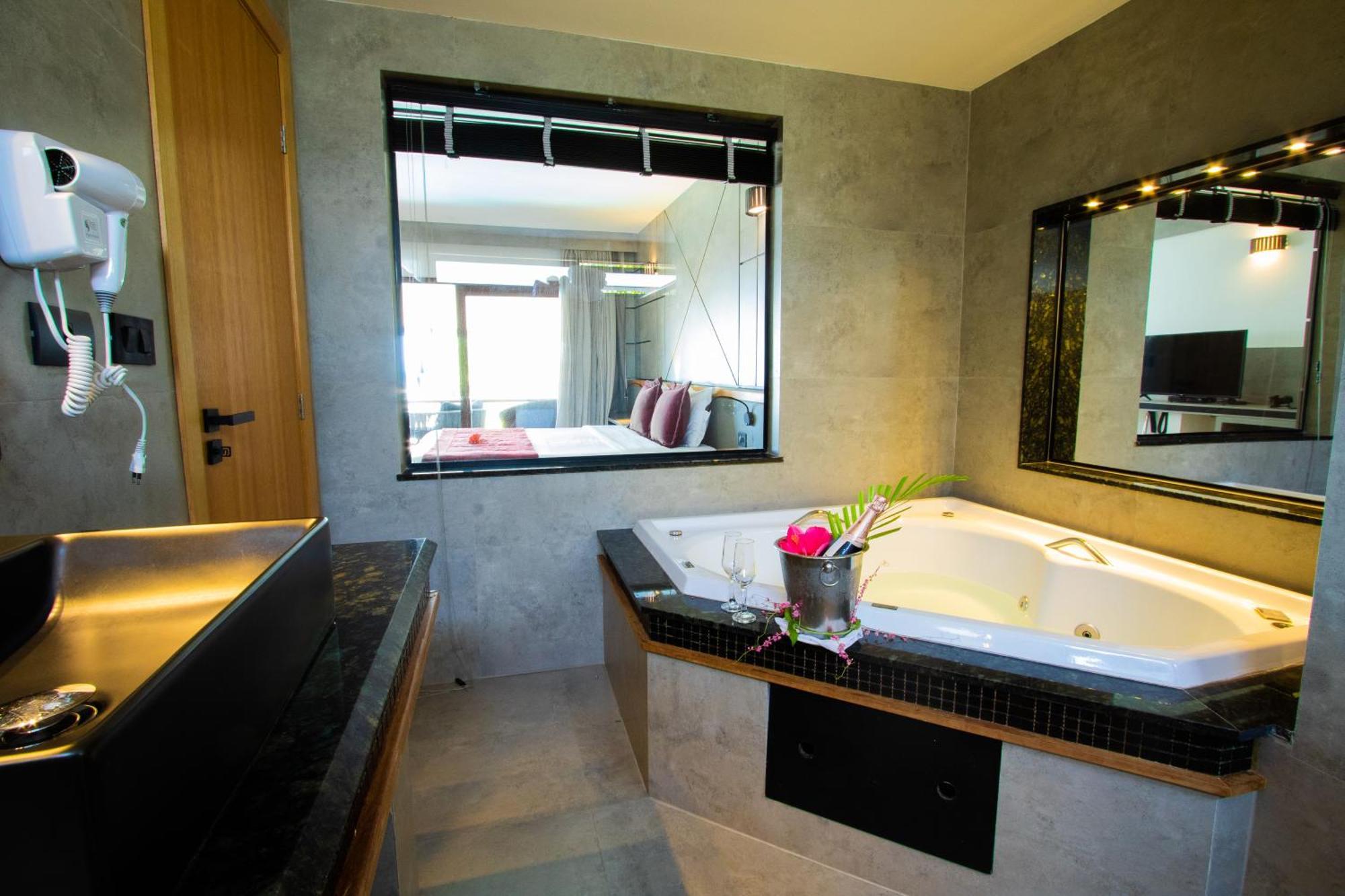 King Room Spa Bath